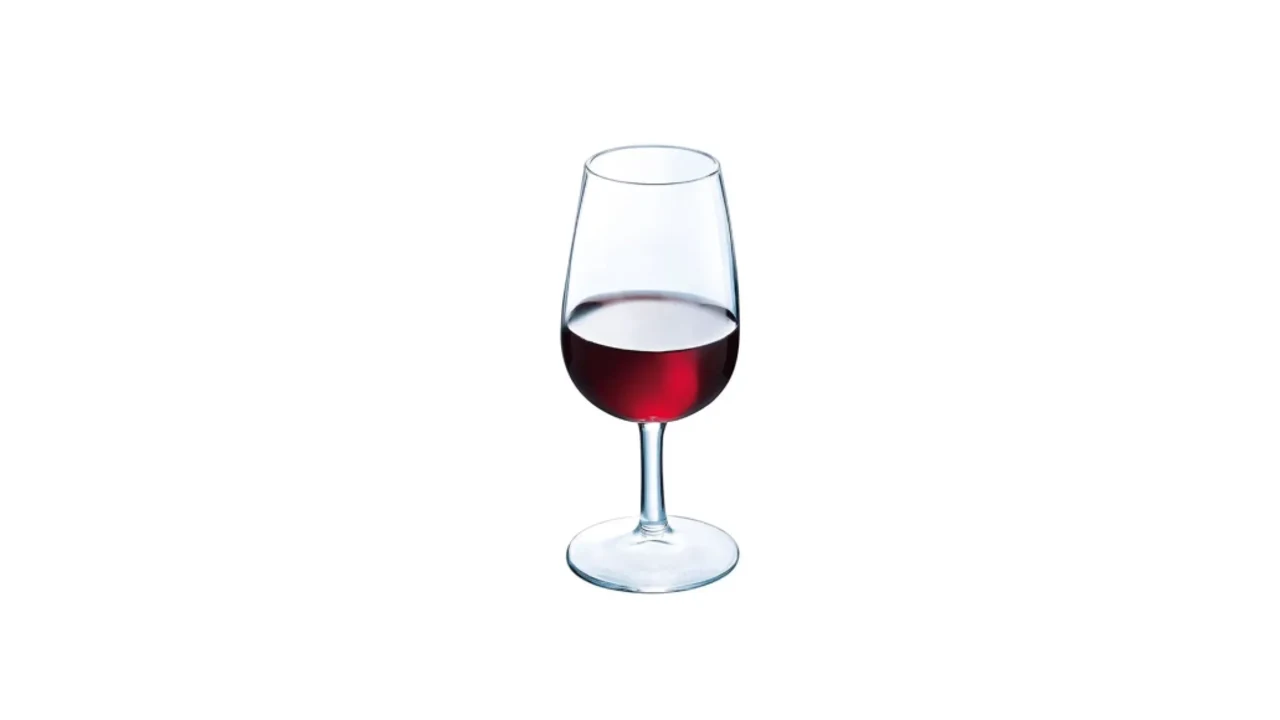 Verre de dégustation en forme de tulipe, rempli de vin rouge