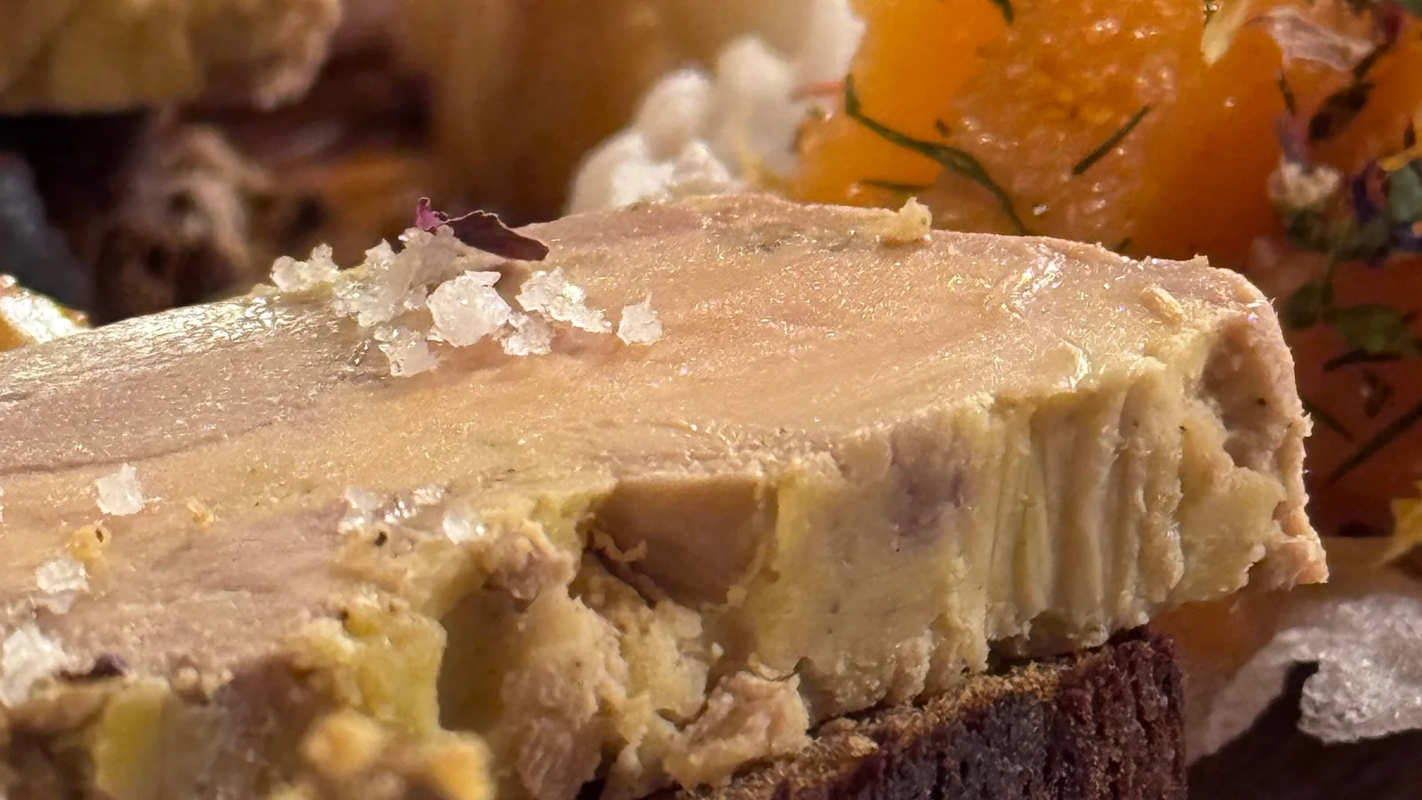 Foie gras servi en tranche, pour un repas de fête