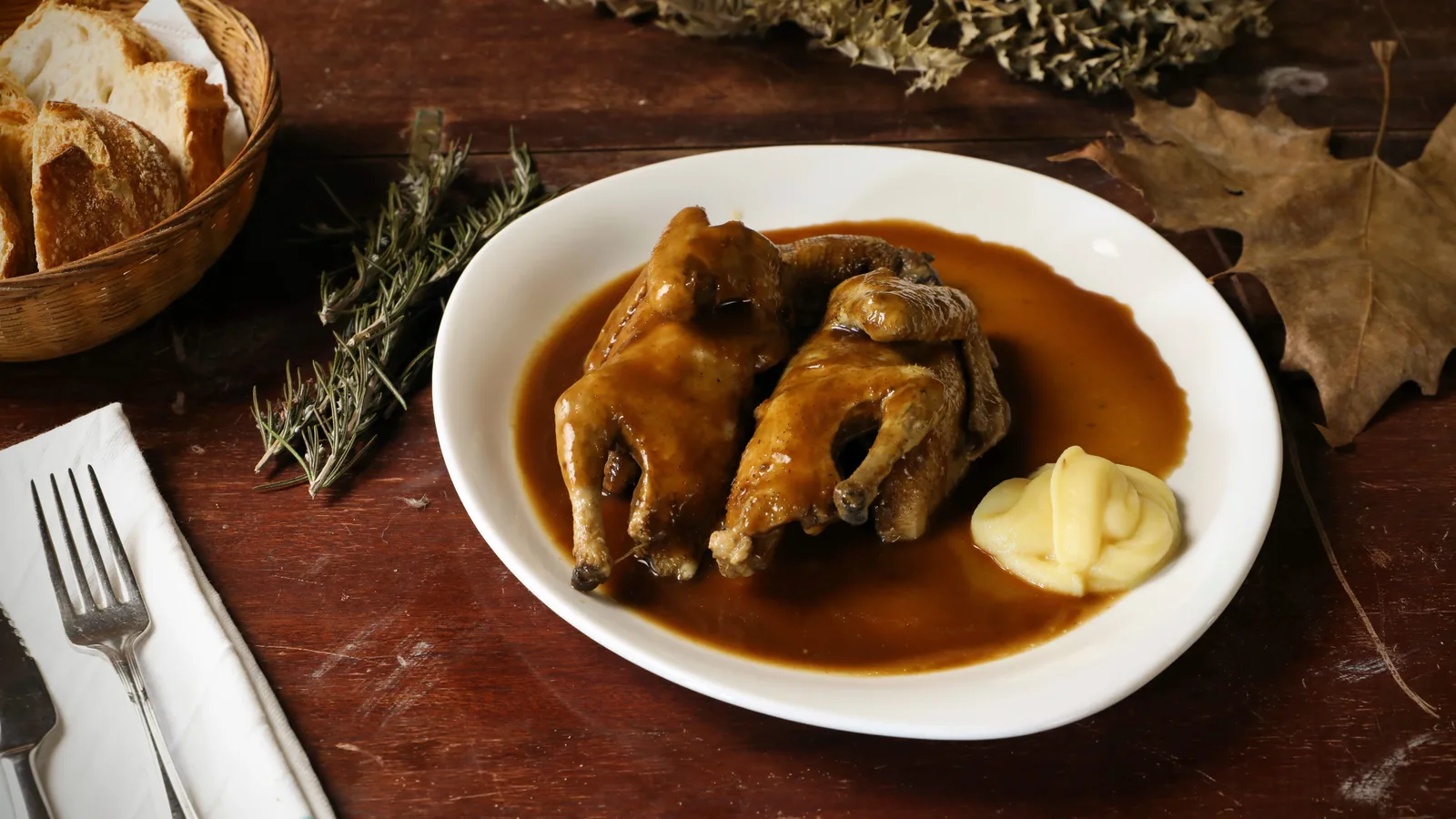 Plat de gibier en sauce, accompagné d'un vin rouge puissant