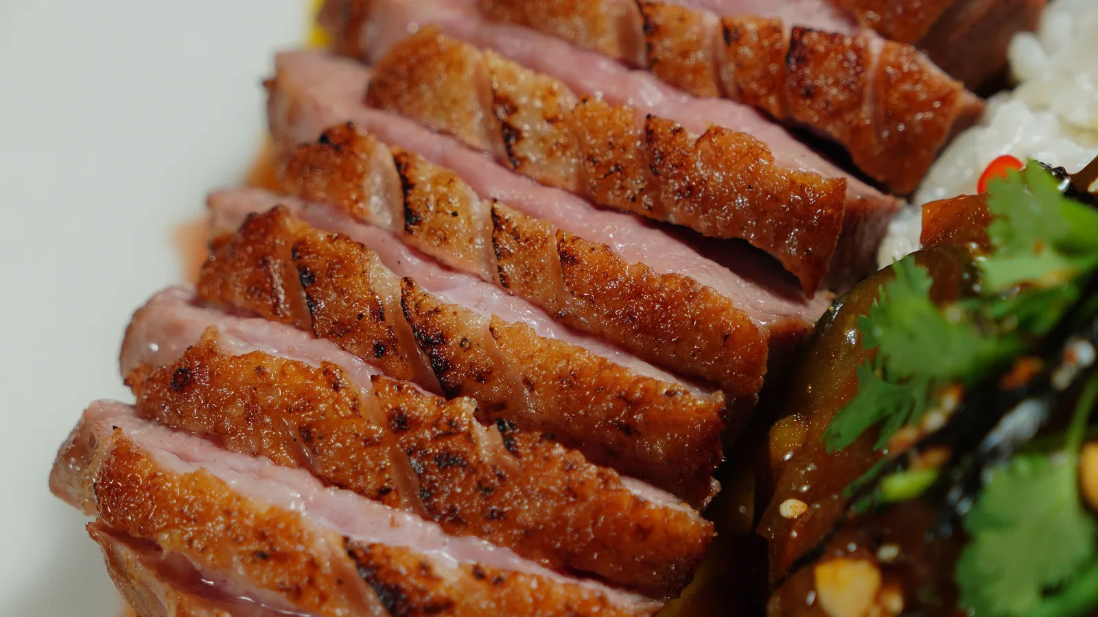 Magret de canard tranché, cuisiné avec sa peau croustillante