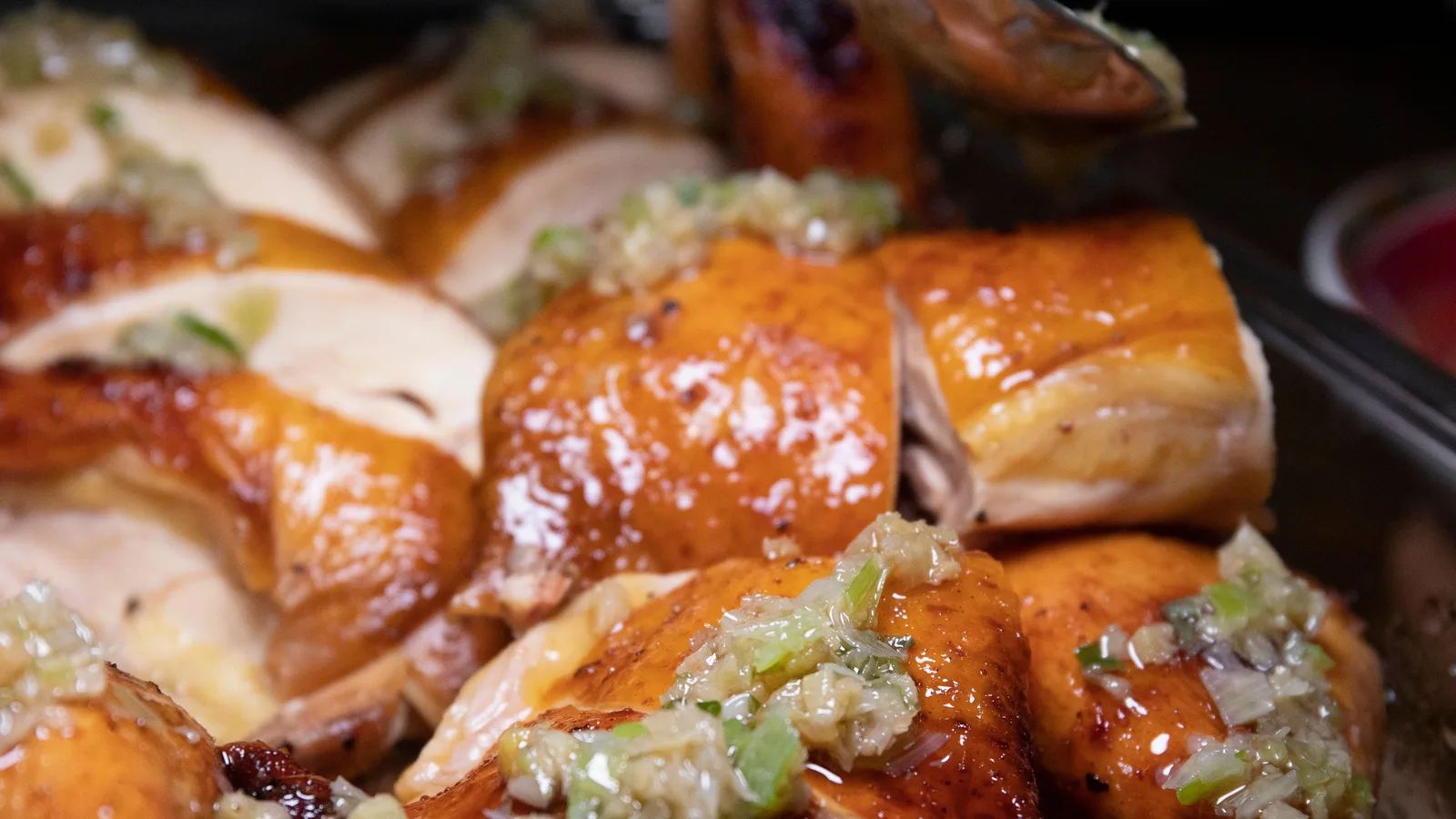 Poulet rôti doré, prêt à être servi
