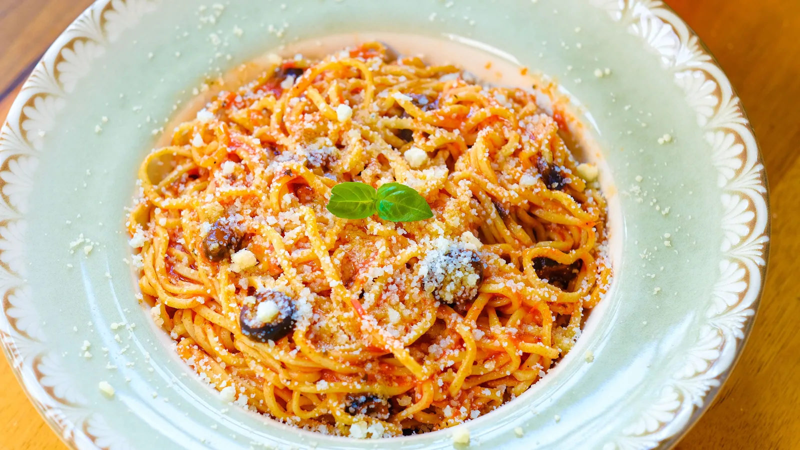 Assiette de spaghetti généreusement garnis